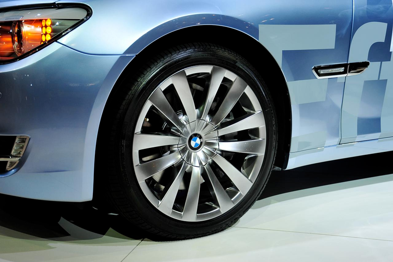 Illustration for article titled 2009 BMW 7-Series, ActiveHybrid Hit LA Show Floor